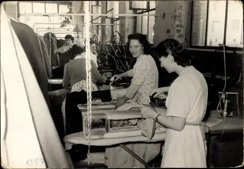 Foto Ak Arbeiterinnen beim Bügeln, Bügeleisen, Bügelbretter