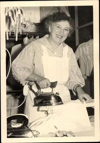Foto Ak Frau beim Bügeln, Bügeleisen