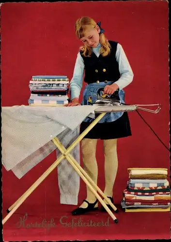 Ak Glückwunsch, Mädchen beim Bügeln, Bügeleisen, Bügelbrett, Wäschestapel