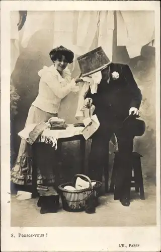 Ak Frau beim Bügeln, Bügeleisen, Mann mit Wäschekorb über dem Kopf