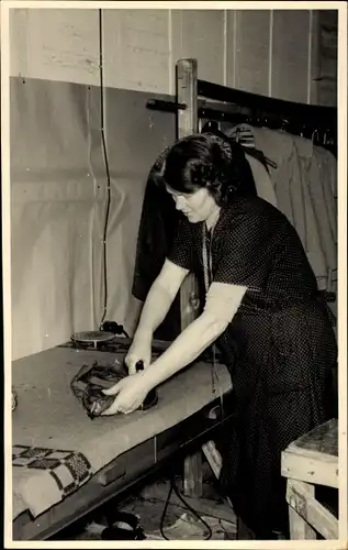 Foto Ak Frau in einer Werkstatt, Bügeltisch, Mäntel