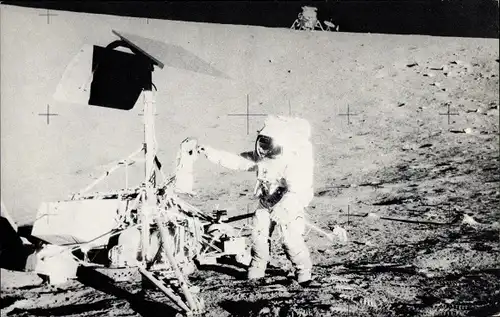 Ak Apollo 12, visit to Surveyor 3, Astronaut Alan Bean auf dem Mond