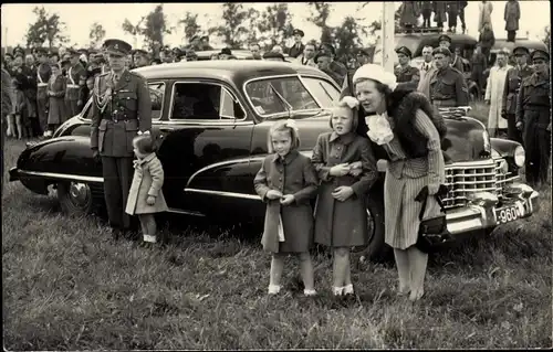 Foto Ak Juliana der Niederlande, Bernhard zur Lippe-Biesterfeld, Töchter, Cadillac