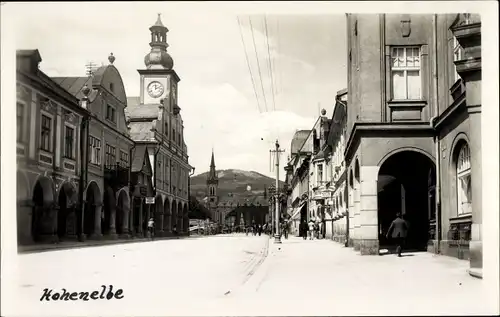 Foto Ak Hohenelbe Region Königgrätz, Straße, Optiker