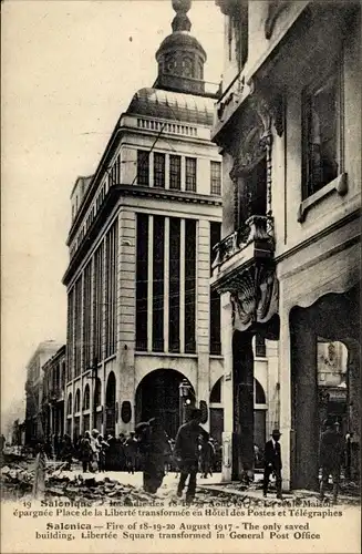 Ak Thessaloniki Saloniki Griechenland, Brand August 1917, Freiheitsplatz, Postgebäude