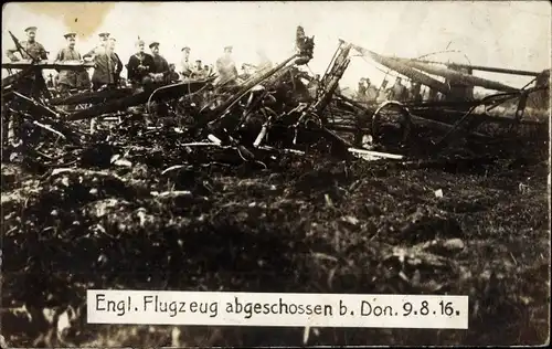 Foto Ak Abgeschossenes englisches Flugzeug, I WK