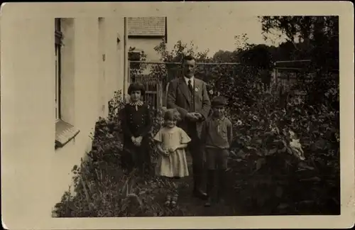 Foto Ak Kuźnia Raciborska Ratiborhammer Schlesien, Mann und Kinder in einem Garten, 1934