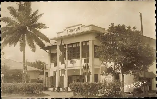 Ak Douala Duala Kamerun, La Mairie, vue de face, palmiers