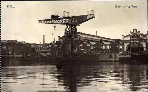 Ak Kiel, Germania Werft vom Wasser aus gesehen, Kran und Hallen