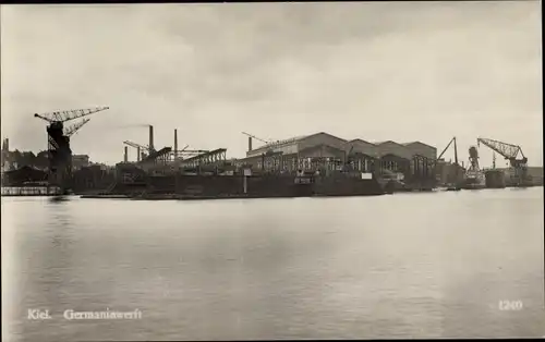 Ak Kiel, Germania Werft vom Wasser aus gesehen, Kran und Hallen