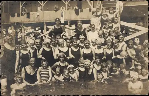 Foto Ak Ostseebad Grömitz in Holstein, Personen in Badeanzügen, Gruppenaufnahme