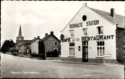 Ak Baexem Limburg Niederlande, Stationsstraat, Bushaltestelle Bahnhof, Café-Restaurant