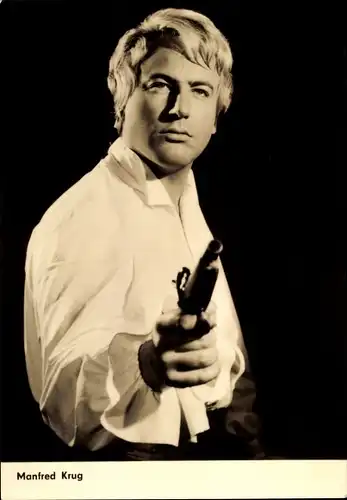 Ak Schauspieler Manfred Krug, Portrait, Pistole