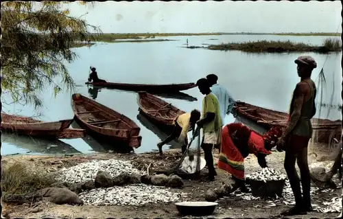 Ak Afrika, Fischer mit ihrem Fang, Boote