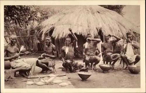 Ak Afrikanische Katholische Mission, afrikanische Männer beim Spinnen