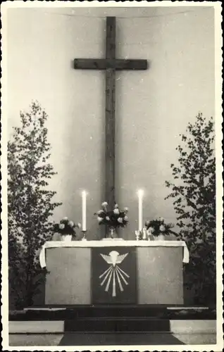 Foto Ak Berlin Schöneberg, Kirche, Altar, Kreuz