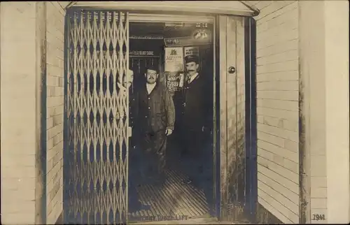 Ak London City, Twopenny Tube, Aufzug