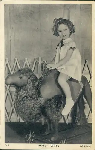 Ak Schauspielerin Shirley Temple auf Plüschkamel sitzend