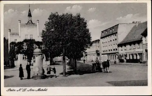 Ak Peitz in der Niederlausitz, Markt, Kutsche, Litfaßsäule