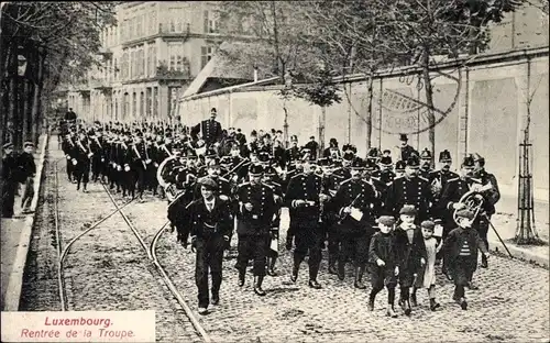 Ak Luxemburg, Rentrée de la Troupe, Militärkompanie mit Kapelle, Kinder