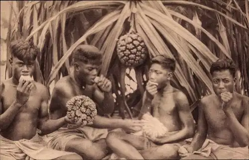 Ak Ozeanien, Missions d'Oceanie, Indigenes mangeant le fruit du pandanus