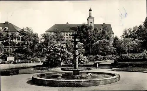 Ak Glauchau in Sachsen, Bahnhofsplatz, EBO-Lehrkombinat, Brunnen