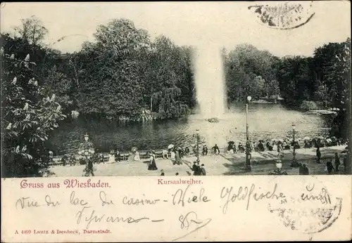 Ak Wiesbaden in Hessen, Kursaalweiher, Wasserspiel, Passanten