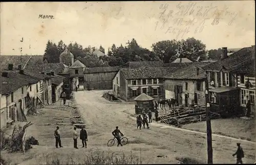 Ak Manre Ardennen, Teilansicht des Ortes, Dorfstraße, Häuser