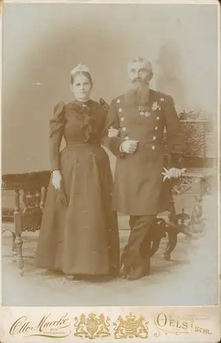 Kabinett Foto Oleśnica Oels Schlesien, Kriegsveteran 1870, Soldat in Uniform mit Frau, Orden