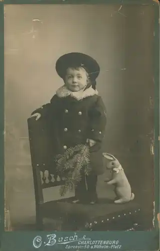 Kabinett Foto Berlin Charlottenburg, Kleinkind mit Plüschhase, Matrosenhut