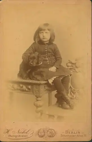 Kabinett Foto Berlin Prenzlauer Berg, Mädchen mit Hund, Portrait