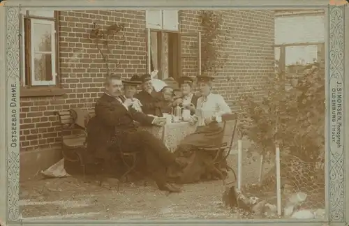 Kabinett Foto Ostseebad Dahme in Holstein, Personen vor einem Haus