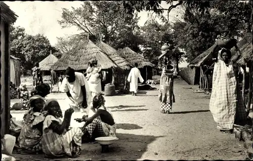 Ak Afrikanisches Dorf, Markt, Anwohner