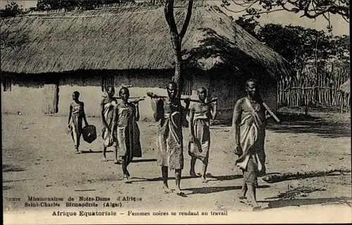 Ak Äquatorial-Afrika, afrikanische Frauen auf dem Weg zur Arbeit