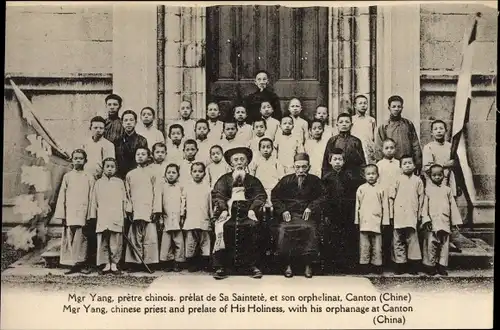 Ak Canton China, Mgr. Yang, Priester mit Waisenkindern, Waisenhaus