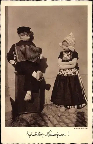 Ak Glückwunsch Neujahr, Käthe Kruse Puppen, Trachtenpuppen mit Akkordeon