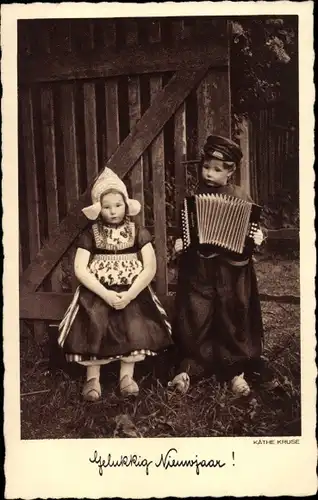 Ak Glückwunsch Neujahr, Käthe Kruse Puppen, Trachtenpuppen mit Akkordeon