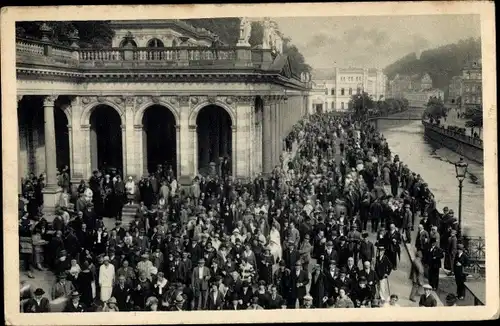 Ak Karlovy Vary Karlsbad Stadt, Prochazka u Mlynske kolonady