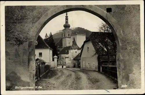 Ak Heiligenkreuz Niederösterreich, Straßenpartie, Tor, Kirche
