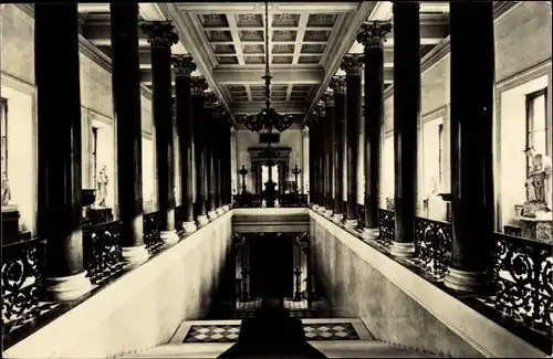 Ak Leningrad Sankt Petersburg Russland, Hermitage Museum, Treppe, Säulenhalle