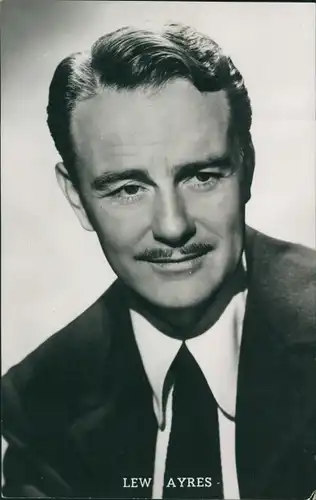 Ak Schauspieler Lew Ayres, Portrait im Anzug, Warner Bros.