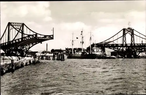 Ak Wilhelmshaven, Feuerschiff passiert Kaiser Wilhelm Brücke
