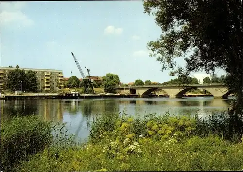 Ak Schwedt an der Oder, Brücke über den Kanal, Kran, Wohnblock