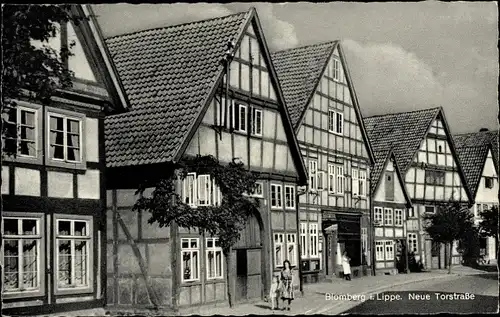 Ak Blomberg in Lippe, Neue Torstraße, Fachwerkhäuser, Passanten