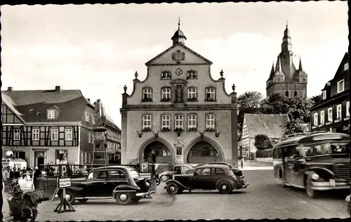 Ak Brilon im Sauerland, Marktplatz, Rathaus, Pfarrkirche, Parkplatz