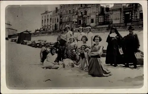 Foto Ak Oostende Ostende Westflandern, Frauen und Mädchen am Strand, Ordensschwester, 1935