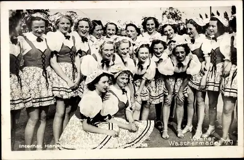 Foto Ak Wiener Typen, Waschermädel 79, Gruppenbild