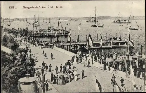 Ak Kiel, Seegartenbrücken und Hafen, Schiffe im Flaggenschmuck