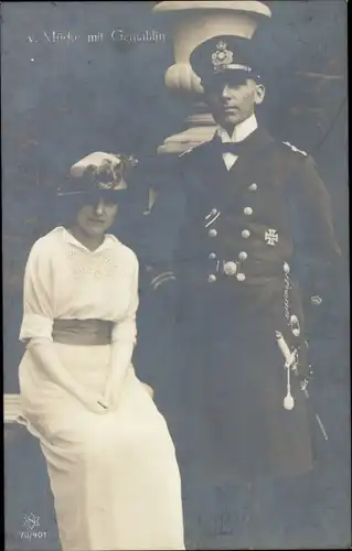 Ak Kapitänleutnant Hellmuth von Mücke mit Gemahlin, Kaiserliche Marine, Novitas 70/401