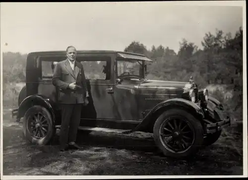 Foto Mann im Anzug posiert am Auto